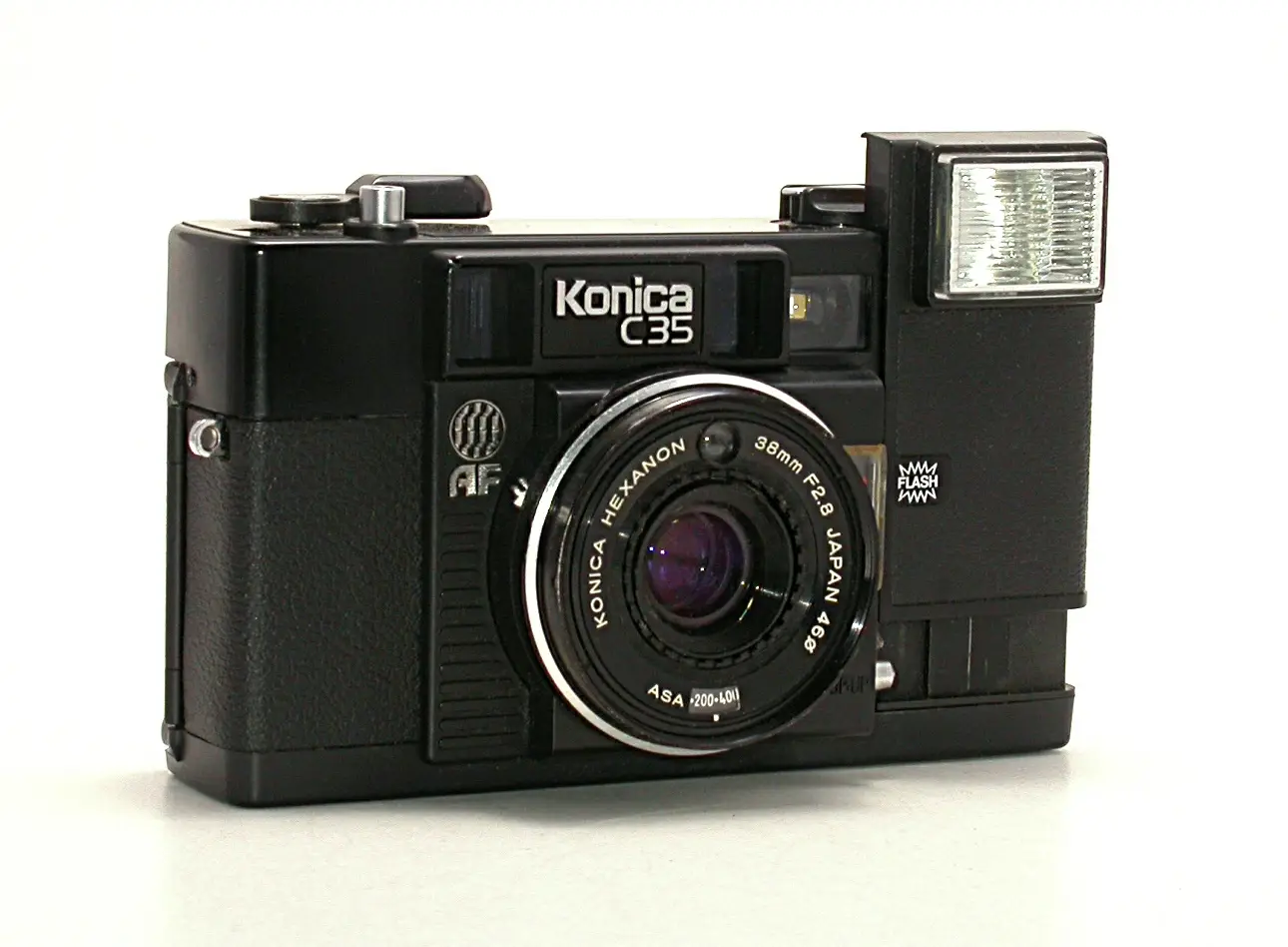 Η ιστορία Konica Minolta: 150 χρόνια εικόνας και εκτύπωσης 1 Konica C35 AF, η πρώτη κάμερα με αυτόματη εστίαση (1977)